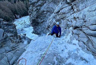 Beim Eisklettern mit dem Patagonia M10 Anorak und der M10 Storm Pant