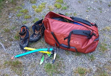 Pickel (ganz unten reingelegt) und Bergschuhe sind auch kein Problem für die Doko 70 