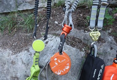 Links und rechts die besten 3-fach Spindeln-Drehgelenke von Edelrid und Camp - in der Mitte das Drehgelenk von Petzl.