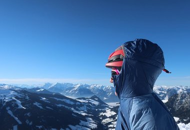 Der Atomic Backland Skitourenhelm unter der Kapuze.