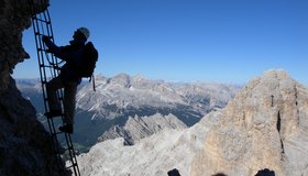 Die erste Eisenleiter - im Hintergrund die Tofana