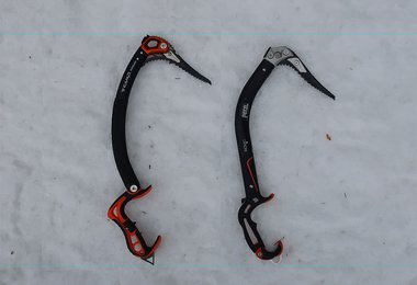 Vergleich Camp X-Dream (länger) mit Petzl Nomic (Schaft eckiger gekrümmt)