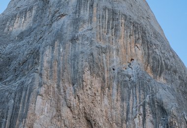 Die Nordwestwand des Picu Urriellu ist abweisendste Seite des Berges. Der große, weitüberhängende Bereich heißt aufgrund seiner auffälligen Farbe Desplome de la Bermeja (=hellrot), woraus sich auch der Name Naranjo de Bulnes ableitet (c) Heinz Zack