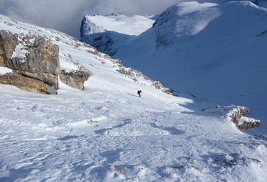 Der Helm sollte vor allem bei steilen und felsdurchsetzen Abfahrten dabei sein.