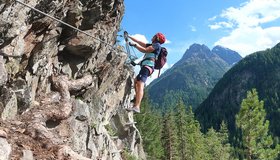 Die Stufe vor der Abschlussplatte - Eckkamm Klettersteig in Huben im Ötztal.