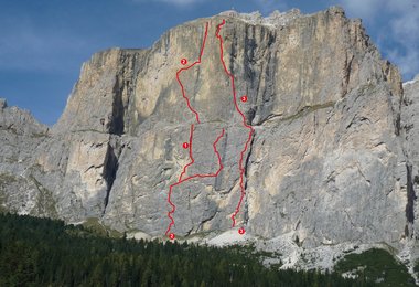 Die Schubertführe (Nr. 3) in der Südwand des Piz de Ciavazes (in halber Wandhöhe das Gamsband); Foto Archiv Pit Schubert