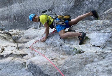 Hier hängt der La Sportiva Jackal GTX am Klettergurt