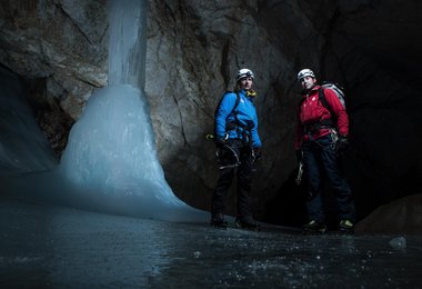 Rudi Hauser und Georg Santner in der Loser Schneevulkanhöhle (c) ServusTV/MarkusBerger/AlpineManagement