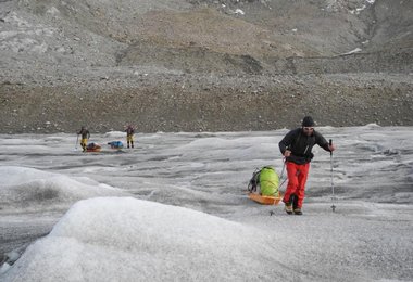 Alexander Huber (vorne) und Team auf dem Karalegletscher.(c) Archiv Alexander Huber