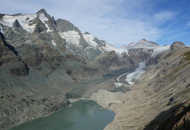 Blick von der Franz-Josefs-Höhe (Fotopunkt F04, 2.370 m) nach WNW auf Pasterze und Großglockner, 2024. Foto: ÖAV Gletschermessdienst