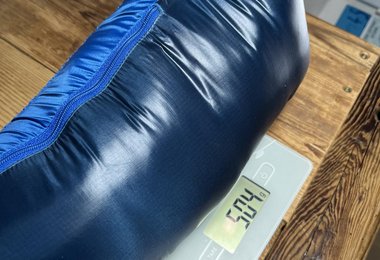 Die rechte Tasche dient als Stausack und kann im Rucksack nochmals komprimiert werden.