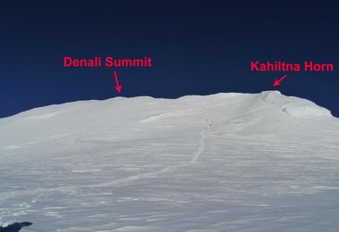 Distanz Kahiltna Horn - Denali Gipfel vom Footballfield aus gesehen (c) Dominik Müller/AMICAL alpin