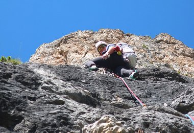 Beim Klettern mit dem  Arcteryx Alpha SL 30 Rucksack in den Dolomiten