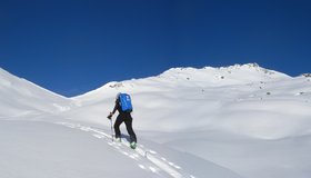 Beim Aufstieg, oben das Joch zwischen Almkogel und Hobarjoch, kurz davor nach rechts.