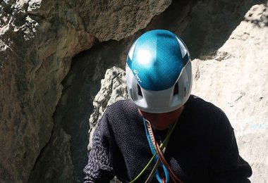 Die recht große türkise ABS-Hartschale des Edelrid Salathe Lite Kletterhelms.