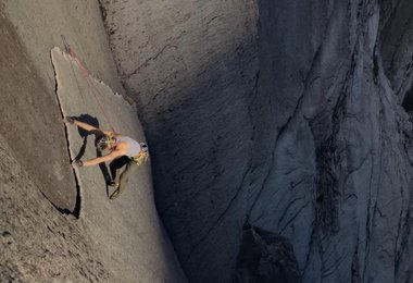 Climbing Through; Foto: Tara Kerzhner