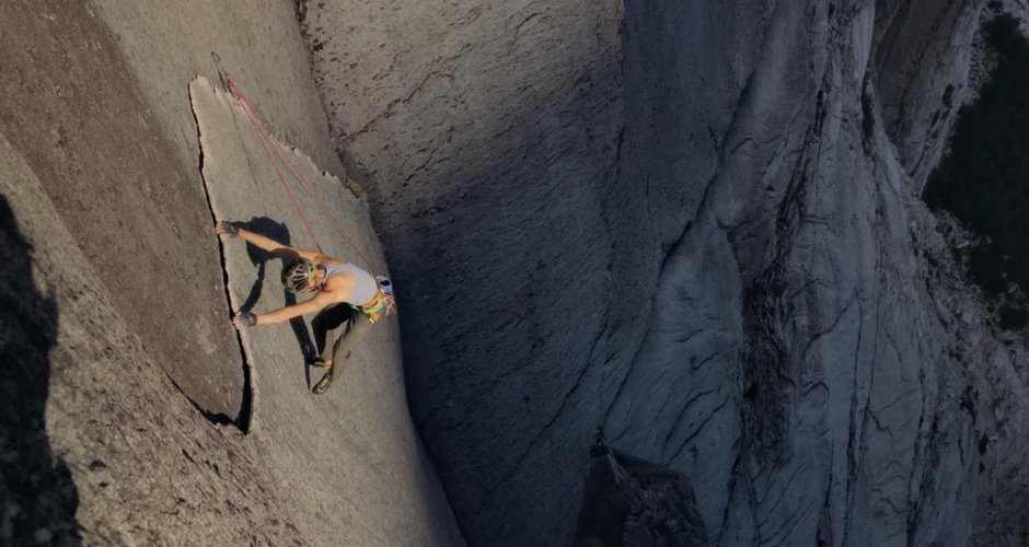 Climbing Through; Foto: Tara Kerzhner