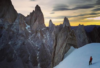 Sonnenaufgang am Südostgrad des  Cerro Torre. Colin Haley beginnt die Abseilfahrt, nach einem langen Tag  auf der Torre Traverse mit Alex Honnold (c) Colin Haley, Alex Honnold