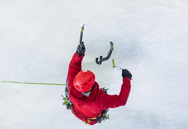 Aaron Mulkey und Yannick Glatthard testen das Black Diamond Hydra Eisgerät in Montana