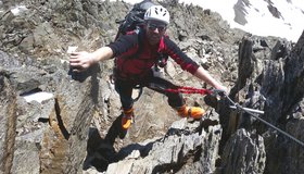 Mit Tourenskischuhen auf dem Glödis-Klettersteig.