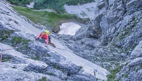 An den Platten in der Schluchtrinne der Route Entdeckungsreise; Foto: Johannes Reiter.
