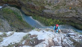 Unten die enge Vajontschlucht.