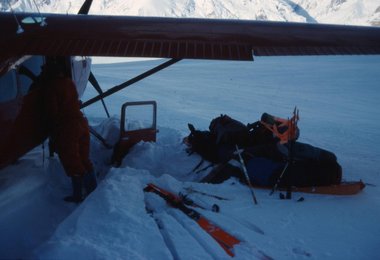 Beim Ausladen nach der Landung auf dem Gletscher