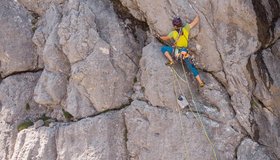 Elias Löschnig beim Sanieren der 3. Seillänge