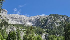 Blick auf das Hochtor mit dem Schneeloch