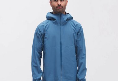 Die Guardian Apex Jacket ist auch in der Farbe "Lake Blue" erhältlich.