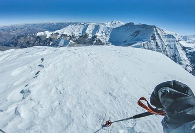  Benedikt „Bene“ Böhm bei der Abfahrt vom Dhaulagiri VII (7.246 m) Fotos: Dynafit: Alex-D-Emilia