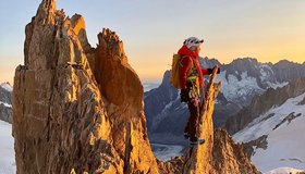 Der Fotopoint schlechthin. Man beachte, er gehört eigentlich nicht zur Route, man muss extra rauf und wieder abklettern - Aiguille d´Entreves