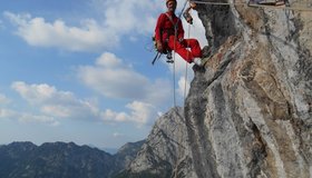 Nach den Überhängen gehts anschließend wieder auf sehr steilenPlatten, VII+/VIII- weiter. 8. SL