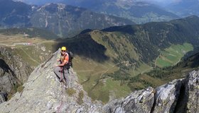 Blick zum Jaufenhaus (links) und ins Jaufental (rechts).