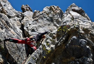 Steil und wild wirkt oft der Gneis des Ritterknecht, hier am Pfeiler ist er aber von exzellenter Qualitä (c) Archiv Alexander Huber