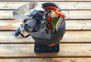 Helm (Petzl Sirocco), Gurt (Blue Ice Choucas) und Klettersteigset (Edelrid Cable Kit Ultralite 6) kommen auf 738 Gramm