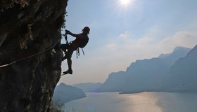 Die steile Querung mit Blick auf den Idrosee.