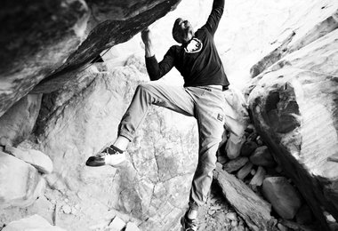 Jakob Schubert klettert „Shaolin“ (9A) © Michael Piccolruaz