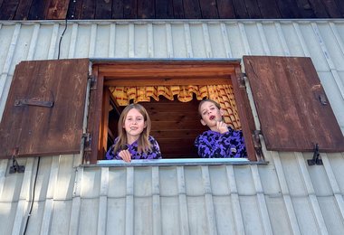 Mit der Adventurer Fleecejacke mit Kapuze frieren Kinder auch in kühlen Matratzenlagern nicht.