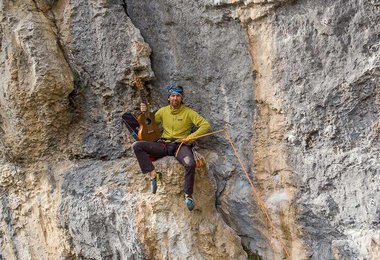 Super gut Klettern und Gitarrespielen sind Nicolas Favresses Markenzeichen