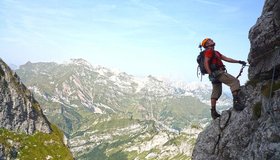 Eine der kurzen Steilstufen - Sentiero Alpinistico Monte Pelf Schiara