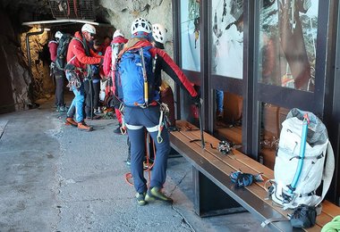 Beim Materialsortieren an der Aiguille du Midi