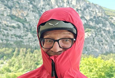Der Kletterhelm geht gut unter die Kapuze der Hillclimb Jacke und man kann diese auch verstellen.