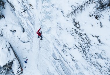 Aaron Mulkey und Yannick Glatthard testen das Black Diamond Hydra Eisgerät in Montana