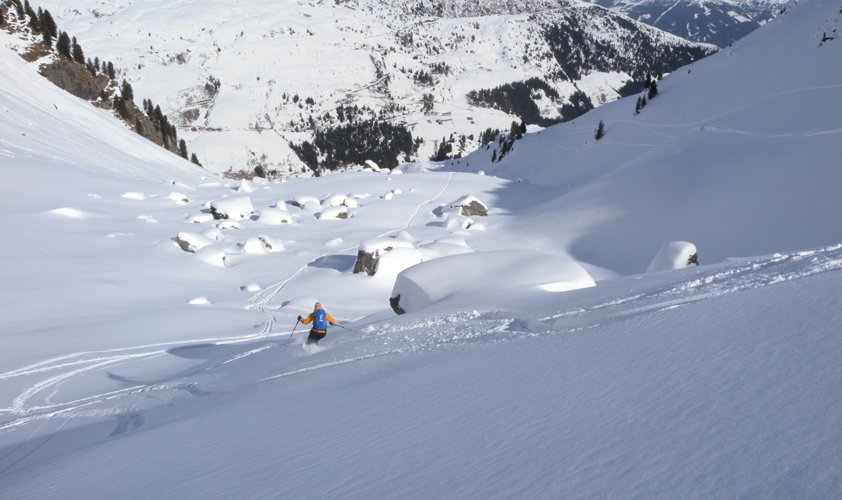 Das Flachstück mit den Felsblöcken, danach hält man sich rechts in Richtung Sandeggalm
