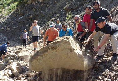 Gemeinsam geht was weiter: hier beim Straße nach einem Murenabgang wieder befahrbar machen.