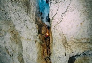 Klettern in der Loser Schneevulkanhöhle (c) ServusTV/MarkusBerger/AlpineManagement