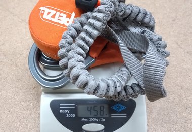 Das mit deutlichem Abstand leichteste Klettersteigset, das Petzl Scorpio Eashook, wiegt 458 Gramm!