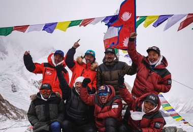 Nirmal “Nims” Purja, Dawa Tenji Sherpa (team MG), Mingma G, Dawa Temba Sherpa and Pem Chiri Sherpa, Mingma David sherpa, Mingma Tenzi Sherpa, Nimsdai Purja und Gelje Sherpa bei der Puja ceremony vor dem Gipfelversuch  am K2 on January 5, 2021 (c) Nimsdai 