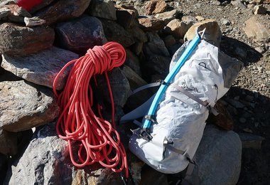 Der Zenith Eispickel am Rucksack